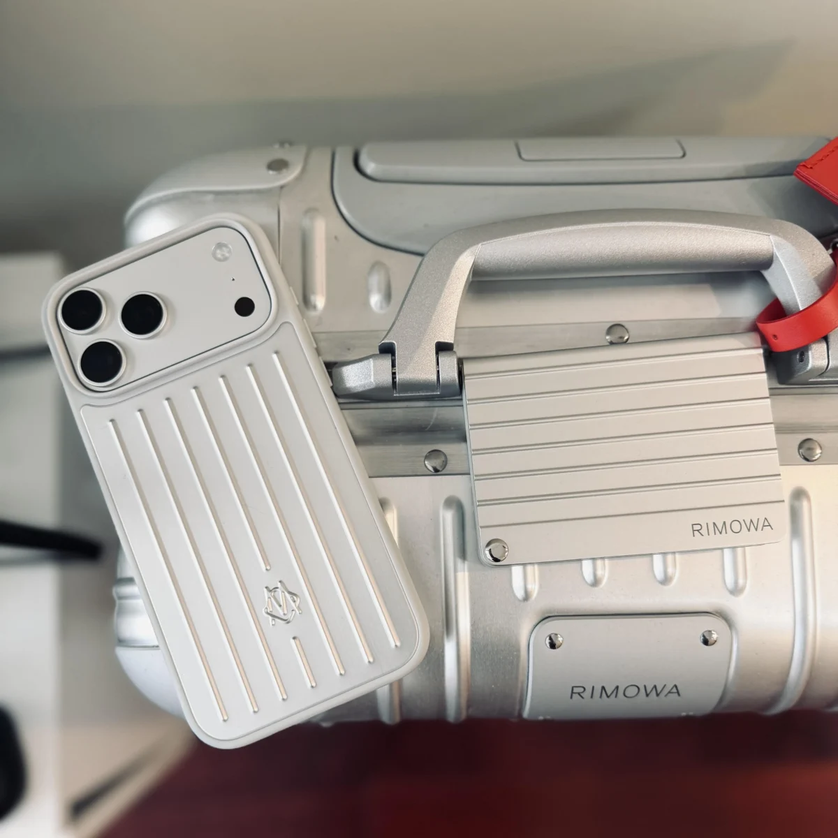 ⁦Premium Suitcase Phone Case (Aluminum)⁩ - الصورة ⁦4⁩